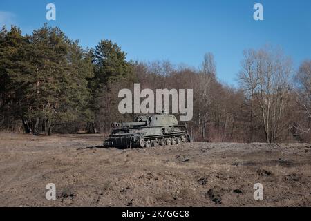 ©PHOTOPQR/LE PARISIEN/Philippe de Poulpiquet ; Kiev ; 28/02/2022 ; Kiev (Ucraina), le 28 février 2022. Un char ukrainien posizione à la sortie de Kiev dans le quartier nord. Russia guerra Ucraina 28 febbraio 2022 Foto Stock