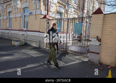 ©PHOTOPQR/LE PARISIEN/Philippe de Poulpiquet ; Kiev ; 28/02/2022 ; Kiev (Ucraina), le 28 février 2022. Un volontaire de la défense territoriale dans une rue du centre ville de Kiev. Russia guerra Ucraina 28 febbraio 2022 Foto Stock