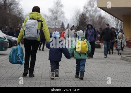 ©PHOTOPQR/l'ALSACE/Darek SZUSTER ;Przemysl le 28 février 2022 ; Les Refugiés ukrainiens arrivent à la gare de la ville frontalière Przemysl, ville polonaise de 90 000 habitants située à 13 km de la frontière ukrainienne. Przemysl le 28 février 2022 rifugiati ucraini a Przemysl in Polonia. Le famiglie arrivano dall'Ucraina e attraversano i sentieri con uomini ucraini che ritornano in Ucraina per combattere Foto Stock