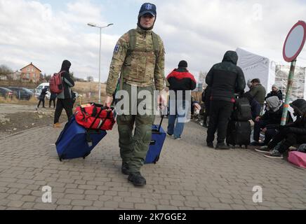 ©PHOTOPQR/l'ALSACE/Darek SZUSTER ; ; 28/02/2022 ; Anthony, jeune comédien canadien s'apprête à franchir la frontière à Medyka pour aller en Ukraine. Il espère de récupérer une arme et rejoindre le front . Rifugiati ucraini a Przemysl in Polonia. Le famiglie arrivano dall'Ucraina e attraversano i sentieri con uomini ucraini che ritornano in Ucraina per combattere Foto Stock