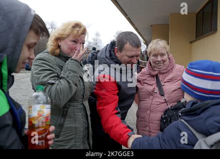 ©PHOTOPQR/l'ALSACE/Darek SZUSTER ; ; 28/02/2022 ; une famille ukrainienne se retrouve à la gare de Przemysl le 28 février 2022 rifugiati ucraini a Przemysl in Polonia. Le famiglie arrivano dall'Ucraina e attraversano i sentieri con uomini ucraini che ritornano in Ucraina per combattere Foto Stock