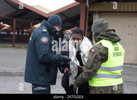 ©PHOTOPQR/l'ALSACE/Darek SZUSTER ; ; 28/02/2022 ; Des étudiants étrangers qui résidaient en Ukraine et des migrants en provenance de Biélorussie arrivent dans une confusion à la gare de Przemysl le 28 février 2022 rifugiati ucraini a Przemysl in Polonia. Le famiglie arrivano dall'Ucraina e attraversano i sentieri con uomini ucraini che ritornano in Ucraina per combattere Foto Stock