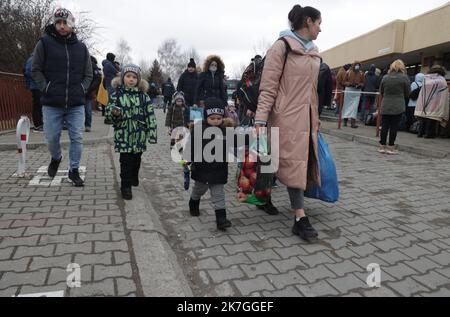 ©PHOTOPQR/l'ALSACE/Darek SZUSTER ;Przemysl le 28 février 2022 ; Les Refugiés ukrainiens arrivent à la gare de la ville frontalière Przemysl, ville polonaise de 90 000 habitants située à 13 km de la frontière ukrainienne. Przemysl le 28 février 2022 rifugiati ucraini a Przemysl in Polonia. Le famiglie arrivano dall'Ucraina e attraversano i sentieri con uomini ucraini che ritornano in Ucraina per combattere Foto Stock