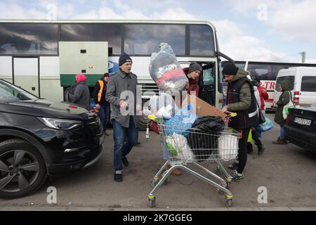 ©PHOTOPQR/l'ALSACE/Darek SZUSTER ; ; 28/02/2022 ; A Medyka, ville frontière avec l'Ukraine on charge la nourriture, les médicament et les vêtements dans les bus pour les acheminer en Ukraine le 28 février 2022. Rifugiati ucraini a Przemysl in Polonia. Le famiglie arrivano dall'Ucraina e attraversano i sentieri con uomini ucraini che ritornano in Ucraina per combattere Foto Stock