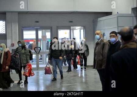 ©Yassine Mahjoub/MAXPPP - 01/03/2022 Tunisi, Tunisia 01/03/2022. Arrivati oggi all'alba al terminal dell'aeroporto di Tunisi-Cathage, 2 dei 120 studenti attesi con ansia dalle loro famiglie e evacuati dall'Ucraina da un aereo militare tunisino. (Foto di Yassine Mahjoub/MAXXPPP) Foto Stock