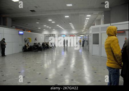 ©Yassine Mahjoub/MAXPPP - 01/03/2022 Tunisi, Tunisia 01/03/2022. Arrivati oggi all'alba al terminal dell'aeroporto di Tunisi-Cathage, 2 dei 120 studenti attesi con ansia dalle loro famiglie e evacuati dall'Ucraina da un aereo militare tunisino. (Foto di Yassine Mahjoub/MAXXPPP) Foto Stock