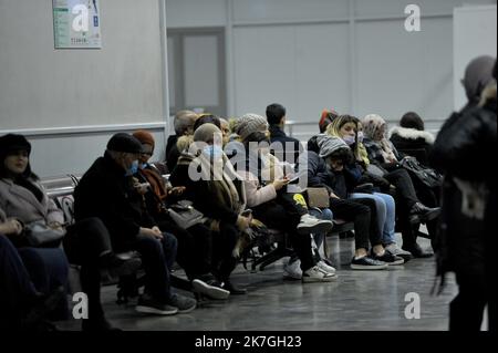 ©Yassine Mahjoub/MAXPPP - 01/03/2022 Tunisi, Tunisia 01/03/2022. Arrivati oggi all'alba al terminal dell'aeroporto di Tunisi-Cathage, 2 dei 120 studenti attesi con ansia dalle loro famiglie e evacuati dall'Ucraina da un aereo militare tunisino. (Foto di Yassine Mahjoub/MAXXPPP) Foto Stock