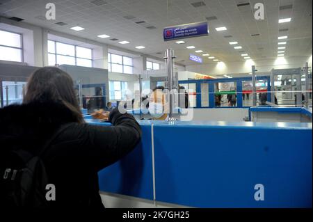 ©Yassine Mahjoub/MAXPPP - 01/03/2022 Tunisi, Tunisia 01/03/2022. Arrivati oggi all'alba al terminal dell'aeroporto di Tunisi-Cathage, 2 dei 120 studenti attesi con ansia dalle loro famiglie e evacuati dall'Ucraina da un aereo militare tunisino. (Foto di Yassine Mahjoub/MAXXPPP) Foto Stock