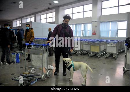 ©Yassine Mahjoub/MAXPPP - 01/03/2022 Tunisi, Tunisia 01/03/2022. Arrivati oggi all'alba al terminal dell'aeroporto di Tunisi-Cathage, 2 dei 120 studenti attesi con ansia dalle loro famiglie e evacuati dall'Ucraina da un aereo militare tunisino. (Foto di Yassine Mahjoub/MAXXPPP) Foto Stock