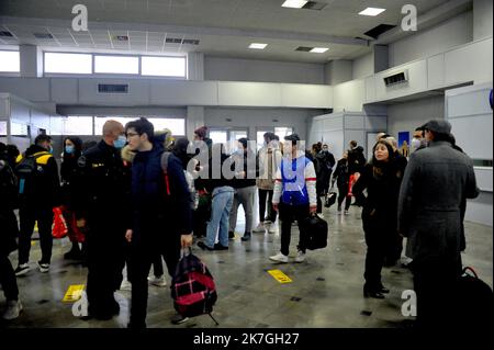 ©Yassine Mahjoub/MAXPPP - 01/03/2022 Tunisi, Tunisia 01/03/2022. Arrivati oggi all'alba al terminal dell'aeroporto di Tunisi-Cathage, 2 dei 120 studenti attesi con ansia dalle loro famiglie e evacuati dall'Ucraina da un aereo militare tunisino. (Foto di Yassine Mahjoub/MAXXPPP) Foto Stock