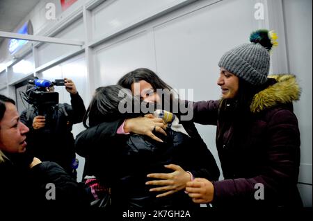 ©Yassine Mahjoub/MAXPPP - 01/03/2022 Tunisi, Tunisia 01/03/2022. Arrivati oggi all'alba al terminal dell'aeroporto di Tunisi-Cathage, 2 dei 120 studenti attesi con ansia dalle loro famiglie e evacuati dall'Ucraina da un aereo militare tunisino. (Foto di Yassine Mahjoub/MAXXPPP) Foto Stock