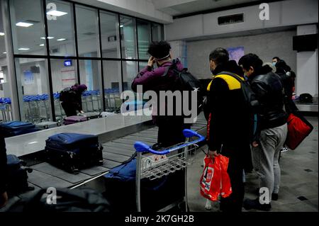 ©Yassine Mahjoub/MAXPPP - 01/03/2022 Tunisi, Tunisia 01/03/2022. Arrivati oggi all'alba al terminal dell'aeroporto di Tunisi-Cathage, 2 dei 120 studenti attesi con ansia dalle loro famiglie e evacuati dall'Ucraina da un aereo militare tunisino. (Foto di Yassine Mahjoub/MAXXPPP) Foto Stock