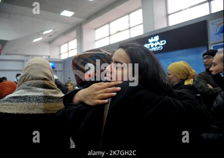 ©Yassine Mahjoub/MAXPPP - 01/03/2022 Tunisi, Tunisia 01/03/2022. Arrivati oggi all'alba al terminal dell'aeroporto di Tunisi-Cathage, 2 dei 120 studenti attesi con ansia dalle loro famiglie e evacuati dall'Ucraina da un aereo militare tunisino. (Foto di Yassine Mahjoub/MAXXPPP) Foto Stock