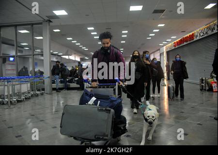 ©Yassine Mahjoub/MAXPPP - 01/03/2022 Tunisi, Tunisia 01/03/2022. Arrivati oggi all'alba al terminal dell'aeroporto di Tunisi-Cathage, 2 dei 120 studenti attesi con ansia dalle loro famiglie e evacuati dall'Ucraina da un aereo militare tunisino. (Foto di Yassine Mahjoub/MAXXPPP) Foto Stock