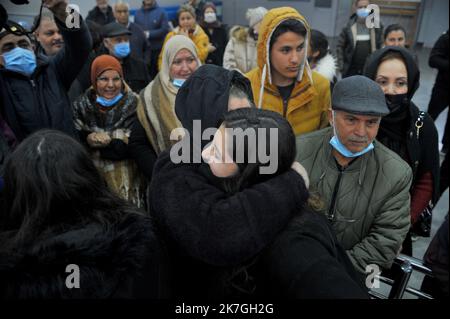 ©Yassine Mahjoub/MAXPPP - 01/03/2022 Tunisi, Tunisia 01/03/2022. Arrivati oggi all'alba al terminal dell'aeroporto di Tunisi-Cathage, 2 dei 120 studenti attesi con ansia dalle loro famiglie e evacuati dall'Ucraina da un aereo militare tunisino. (Foto di Yassine Mahjoub/MAXXPPP) Foto Stock