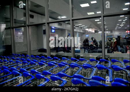 ©Yassine Mahjoub/MAXPPP - 01/03/2022 Tunisi, Tunisia 01/03/2022. Arrivati oggi all'alba al terminal dell'aeroporto di Tunisi-Cathage, 2 dei 120 studenti attesi con ansia dalle loro famiglie e evacuati dall'Ucraina da un aereo militare tunisino. (Foto di Yassine Mahjoub/MAXXPPP) Foto Stock