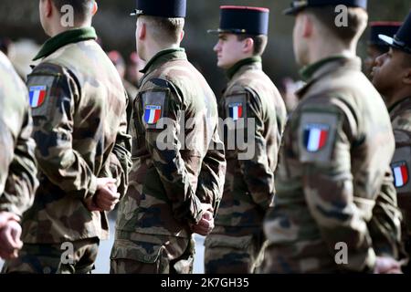 ©PHOTOPQR/LA MONTAGNE/Stéphanie Para ; ; 01/03/2022 ; Illustrazione partenza 100 soldats 126 RI pour base OTAN Roumanie dans le cadre du confit entre Ukraine et Russie. regiment infanterie, bisons, armee francaise, militaires, confit, guerre, caserne Laporte, unifome, chargement materiel et paquetage, Brive, le 01/03/2022, photo stephanie par. - Brive, Francia, 1st 2022 marzo Ucraina: Cento soldati del 126th reggimento di fanteria in partenza per la Romania Foto Stock