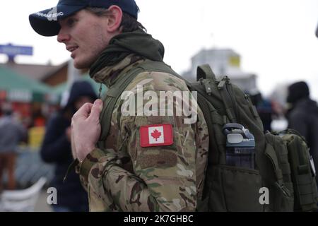 ©PHOTOPQR/l'ALSACE/Darek SZUSTER ; ; 28/02/2022 ; Anthony, jeune comédien canadien s'apprête à franchir la frontière à Medyka pour aller en Ukraine. Il espère de récupérer une arme et rejoindre le front . - Anthony, un giovane attore canadese, sta per attraversare il confine con Medyka per recarsi in Ucraina. Spera di trovare un'arma e di unirsi al fronte. Foto Stock