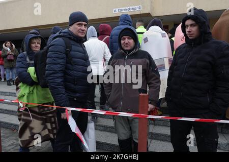 ©PHOTOPQR/l'ALSACE/Darek SZUSTER ; ; 28/02/2022 ; Youri, Oleg et Dima attendent leur train de retour en Ukraine à la gare de Przemysl. Sur place tout est organisé pour qu'ils puissent récupérer leurs armes. Przemysl le 28 février 2022 - attraversando il confine con Medyka per andare in Ucraina, alcuni sperano di trovare un'arma e di unirsi al fronte. Foto Stock