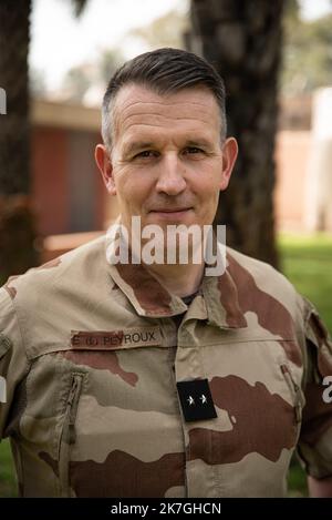 ©Nicolas Remene / le Pictorium/MAXPPP - Bamako 18/02/2022 Nicolas Remene / le Pictorium - 18/2/2022 - Mali / District de Bamako / Bamako - le General francais Etienne du Peyroux, chef de l'operation Barkhane au Mali dans les jardins de l'Ambassade de France au Mali a Bamako, le 18 fevrier 2022. La veille, le President Emmanuel Macron annoncait le retair militaire de la France et de ses partenaires europeens. / 18/2/2022 - Mali / Distretto Bamako / Bamako - Generale francese Etienne du Peyroux, responsabile dell'operazione Barkhane in Mali, nei giardini dell'Ambasciata francese in Mali a Bamako, febbraio 18, Foto Stock