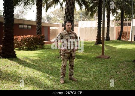 ©Nicolas Remene / le Pictorium/MAXPPP - Bamako 18/02/2022 Nicolas Remene / le Pictorium - 18/2/2022 - Mali / District de Bamako / Bamako - le General francais Etienne du Peyroux, chef de l'operation Barkhane au Mali dans les jardins de l'Ambassade de France au Mali a Bamako, le 18 fevrier 2022. La veille, le President Emmanuel Macron annoncait le retair militaire de la France et de ses partenaires europeens. / 18/2/2022 - Mali / Distretto Bamako / Bamako - Generale francese Etienne du Peyroux, responsabile dell'operazione Barkhane in Mali, nei giardini dell'Ambasciata francese in Mali a Bamako, febbraio 18, Foto Stock