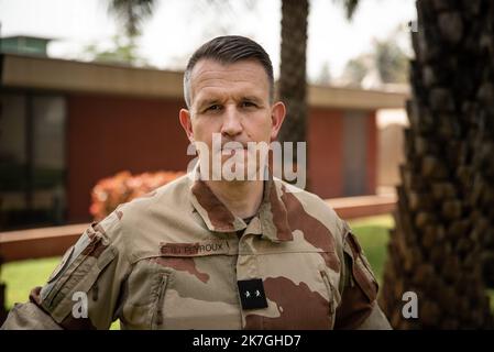 ©Nicolas Remene / le Pictorium/MAXPPP - Bamako 18/02/2022 Nicolas Remene / le Pictorium - 18/2/2022 - Mali / District de Bamako / Bamako - le General francais Etienne du Peyroux, chef de l'operation Barkhane au Mali dans les jardins de l'Ambassade de France au Mali a Bamako, le 18 fevrier 2022. La veille, le President Emmanuel Macron annoncait le retair militaire de la France et de ses partenaires europeens. / 18/2/2022 - Mali / Distretto Bamako / Bamako - Generale francese Etienne du Peyroux, responsabile dell'operazione Barkhane in Mali, nei giardini dell'Ambasciata francese in Mali a Bamako, febbraio 18, Foto Stock