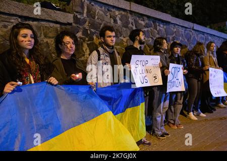 Kiev, Ucraina. 17th Ott 2022. I manifestanti detengono bandiere e cartelli ucraini durante una manifestazione contro l'Iran che presumibilmente fornisce droni alla Russia. I manifestanti fanno una manifestazione fuori dall'ambasciata iraniana dopo uno sciopero dei droni russi che oggi mattina le autorità locali considerano veicoli aerei senza equipaggio (UAV) Shahed-136 di produzione iraniana a Kiev. Almeno quattro persone sono state uccise a seguito di un attacco di droni a un edificio residenziale nel centro di Kiev. Credit: SOPA Images Limited/Alamy Live News Foto Stock