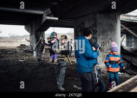 ©Adrien Vautier / le Pictorium/MAXPPP - Irpin 05/03/2022 Adrien Vautier / le Pictorium - 5/3/2022 - Ucraina / Irpin - un soldat ukrainien aide des civils a fuir la ville d'Irpin le 5 Mars. / 5/3/2022 - Ucraina / Irpin - Un soldato ucraino aiuta i civili a fuggire dalla città di Irpin il 5 marzo. Foto Stock