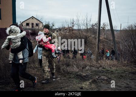 ©Adrien Vautier / le Pictorium/MAXPPP - Irpin 05/03/2022 Adrien Vautier / le Pictorium - 5/3/2022 - Ucraina / Irpin - un soldat ukrainien aide des civils a fuir la ville d'Irpin le 5 Mars. / 5/3/2022 - Ucraina / Irpin - Un soldato ucraino aiuta i civili a fuggire dalla città di Irpin il 5 marzo. Foto Stock