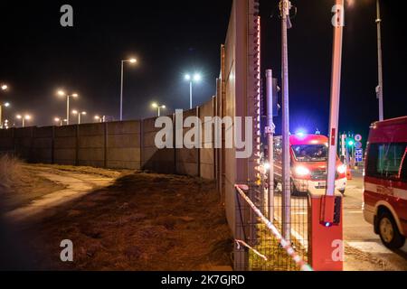 ©Simon Becker / le Pictorium/MAXPPP - Hrebenne 05/03/2022 Simon Becker / le Pictorium - 5/3/2022 - Poologne / Hrebenne - Attendant d'entrer en Poologne au poste de controle frontalier de Hrebenne avec l'Ucraina. / 5/3/2022 - Polonia / Hrebenne - ambulanze in attesa di entrare in Polonia al checkpoint di frontiera con l'Ucraina Foto Stock