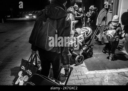 ©Michael Bunel / le Pictorium/MAXPPP - Przemysl 02/03/2022 Michael Bunel / le Pictorium - 2/3/2022 - Poologne / Przemysl - Des Rifuges arrevent au centre commercial Tesco trasforme en centre d'accueil temporaire. Selon l'ONU, depuis le debut de l'invasion de l'Ukraine par l'armee russe, pres d'un million de personnes auraient fuit le Pays. 2 marzo 2022. Przemysl, Poologne. / 2/3/2022 - Polonia / Przemysl - i rifugiati arrivano al centro commerciale Tesco trasformato in un rifugio temporaneo. Secondo le Nazioni Unite, dall'inizio dell'invasione dell'Ucraina da parte dell'esercito russo, quasi un milione di peo Foto Stock