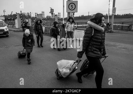 ©Michael Bunel / le Pictorium/MAXPPP - Medyka 03/03/2022 Michael Bunel / le Pictorium - 3/3/2022 - Poologne / Medyka - Femmes et enfants traversato le poste frontiere de Medyka qui marquent leurs entrees dans l'Union europeene via la Poologne. Selon l'ONU, depuis le debut de l'invasion de l'Ukraine par l'armee russe, pres d'un million de personnes auraient fuit le Pays. 3 marzo 2022. Medyka, Poologne. / 3/3/2022 - Polonia / Medyka - Donne e bambini attraversano il posto di frontiera di Medyka, che segna il loro ingresso nell'Unione europea attraverso la Polonia. Secondo le Nazioni Unite, dall'inizio dell'invasione Foto Stock