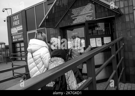 ©Michael Bunel / le Pictorium/MAXPPP - Medyka 03/03/2022 Michael Bunel / le Pictorium - 3/3/2022 - Poologne / Medyka - une femme et ses enfants retournent en Ucraina. Au poste frontiere de Medyka on peut observer que plusieurs civils et combattants etrangers rentrent en Ukraine. 3 marzo 2022. Medyka, Poologne. / 3/3/2022 - Polonia / Medyka - una donna e i suoi figli tornano in Ucraina. Al valico di frontiera di Medyka si vede che molti civili e combattenti stranieri ritornano in Ucraina. Marzo 3, 2022. Medyka, Polonia. Foto Stock