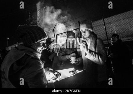 ©Michael Bunel / le Pictorium/MAXPPP - 04/03/2022 Michael Bunel / le Pictorium - 4/3/2022 - - una benevole distributive de la nourriture aux Rifuges qui font la queue pour monter dans les bus qui les conduiront jusqu'a Przemysl ou un center d'accueil temporaire a ete ouvert. Selon l'ONU, depuis le debut de l'invasion de l'Ukraine par l'armee russe, pres d'un million de personnes auraient fuit le Pays. 4 marzo 2022. Przemysl, Poologne. / 4/3/2022 - - un volontario distribuisce cibo ai rifugiati che sono in attesa in fila per salire a bordo degli autobus che li porterà a Przemysl, dove un centro di accoglienza temporanea Foto Stock