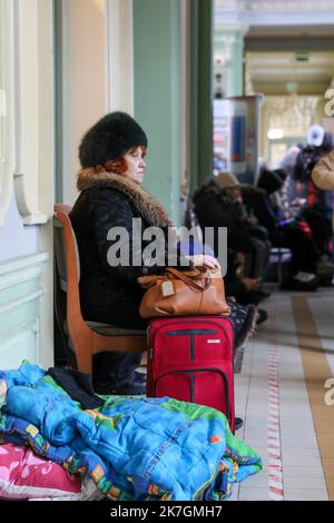 ©PHOTOPQR/VOIX DU NORD/Thierry Thorel ; 09/03/2022 ; Przemysl - le 9 Mars 2022 - on estime a Plus de 2 millions d'Ukrainiens ayant fuit la guerre dans leur Pays , ici a la gare de la ville des femmes et enfants majoritairement continuellement - Photo : Thierry Thorel / la Voix du Nord - Przemysl, Polonia, marzo 9th 2022 i rifugiati ucraini stanno lasciando il loro paese Foto Stock