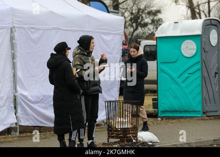 ©PHOTOPQR/VOIX DU NORD/Thierry Thorel ; 09/03/2022 ; Przemysl - le 9 Mars 2022 - a più de 2 millions d'Ukrainiens ayant fuit la guerre dans leur pages , apres leur passage de la frontiere femmes, enfants majoritairement et personnes agees trouvent la solidarite des polonais mis en place dans un ancien supermarche - Photo : Thierry Thorel / la Voix du Nord - Przemysl, Polonia, marzo 9th 2022 i rifugiati ucraini stanno lasciando il loro paese Foto Stock