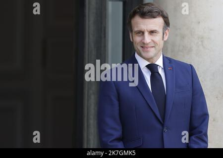 ©Sebastien Muylaert/MAXPPP - Parigi 09/03/2022 il Presidente francese Emmanuel Macron attende l'arrivo del primo Ministro armeno al Palazzo Elysee di Parigi. 09.03.2022 Foto Stock