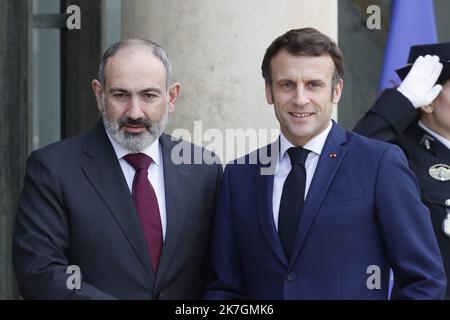 ©Sebastien Muylaert/MAXPPP - Parigi 09/03/2022 il presidente francese Emmanuel Macron e il primo ministro armeno Nikol Pachinian pongono prima del loro incontro al Palazzo Elysee di Parigi. 09.03.2022 Foto Stock