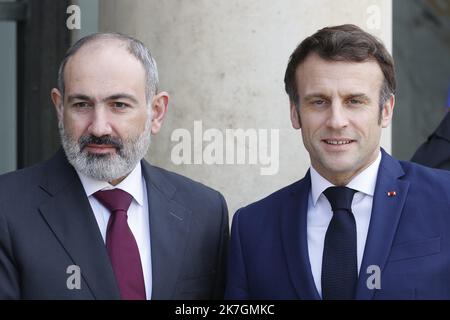 ©Sebastien Muylaert/MAXPPP - Parigi 09/03/2022 il presidente francese Emmanuel Macron e il primo ministro armeno Nikol Pachinian pongono prima del loro incontro al Palazzo Elysee di Parigi. 09.03.2022 Foto Stock