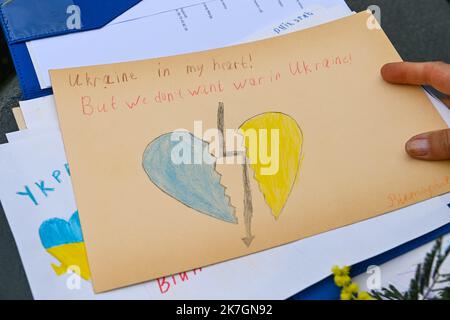 ©PHOTOPQR/OUEST FRANCE/Franck Dubray ; Denée ; 11/03/2022 ; pour fuir la guerre en Ukraine , 46 réfugiés ukrainiens originaires de Lviv sont arrivés à Dénée (49) après deux jours de voyage par car . ILS ont ensuite été accueillis par des familles angevines. (Foto Franck Dubray) - Denee, Francia, 11th 2022 marzo arrivo dei rifugiati ucraini a Denee Foto Stock