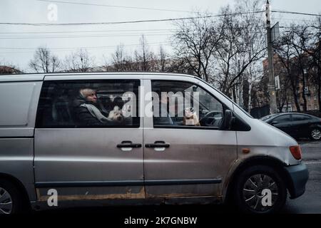 ©Adrien Vautier / le Pictorium/MAXPPP - Kiev 03/03/2022 Adrien Vautier / le Pictorium - 3/3/2022 - Ucraina / Kiev - Kiev le 03 Mars. Des civils fuient la ville. / 3/3/2022 - Ucraina / Kiev - Kiev il 03 marzo. I civili fuggono dalla città. Foto Stock