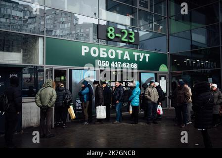 ©Adrien Vautier / le Pictorium/MAXPPP - Kiev 02/03/2022 Adrien Vautier / le Pictorium - 2/3/2022 - Ucraina / Kiev - Des civils font la queue pour entrer dans un supermarche le 02 Mars a Kiev. Depuis le debut la guerre les vivres deciment de jour en jour. / 2/3/2022 - Ucraina / Kyiv - civili aspettano in fila per entrare in un supermercato il 2 marzo a Kiev. Dall'inizio della guerra, le scorte alimentari sono diminuite giorno per giorno. Foto Stock