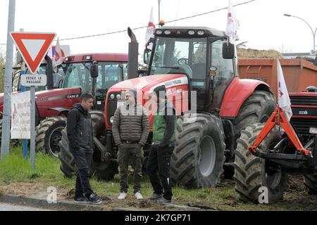 ©PHOTOPQR/LA DEPECHE DU MIDI/NATHALIE SAINT-AFFRE ; TOULOUSE ; 16/03/2022 ; DDM- NATHALIE SAINT AFFRE LES AGRICULTEURS MANIFESTENT DEVANT LA RAFFINERIE DE LESPINASSE (31) POUR DENONCER LE PRIX DES CARBURANTS QUI SUBISSENT UNE FORTE HAUSSE DEPUIS LA GUERRE EN UCRAINA Foto Stock