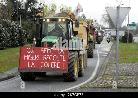 ©PHOTOPQR/LA DEPECHE DU MIDI/NATHALIE SAINT-AFFRE ; TOULOUSE ; 16/03/2022 ; DDM- NATHALIE SAINT AFFRE LES AGRICULTEURS MANIFESTENT DEVANT LA RAFFINERIE DE LESPINASSE (31) POUR DENONCER LE PRIX DES CARBURANTS QUI SUBISSENT UNE FORTE HAUSSE DEPUIS LA GUERRE EN UCRAINA Foto Stock