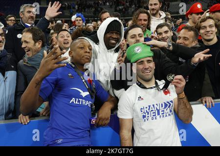 ©Sebastien Muylaert/MAXPPP - Parigi 19/03/2022 Maxime Lucu e Cameron Woki di Francia festeggiano dopo la partita di rugby delle sei Nazioni della Guinness tra Francia e Inghilterra allo Stade de France di Parigi. 19.03.2022 Foto Stock