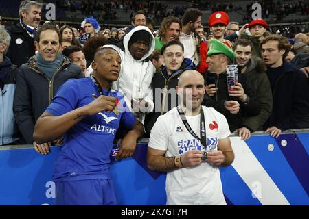 ©Sebastien Muylaert/MAXPPP - Parigi 19/03/2022 Maxime Lucu e Cameron Woki di Francia festeggiano dopo la partita di rugby delle sei Nazioni della Guinness tra Francia e Inghilterra allo Stade de France di Parigi. 19.03.2022 Foto Stock