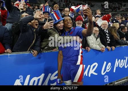 ©Sebastien Muylaert/MAXPPP - Parigi 19/03/2022 Cameron Woki di Francia festeggia dopo la partita di rugby delle sei Nazioni della Guinness tra Francia e Inghilterra allo Stade de France di Parigi. 19.03.2022 Foto Stock