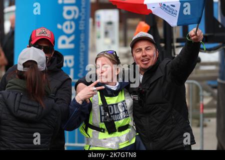 ©Pierre Teyssot/MAXPPP ; Finals FIS Alpine Ski World Cup - Courchevel Meribel - . Meribel, Francia il 20 marzo 2022. Women's and Men's Overall, Slalom e Giant Slalom podio, polizia francese e tifosi esulta dopo la gara. Â Pierre Teyssot / Maxppp Foto Stock