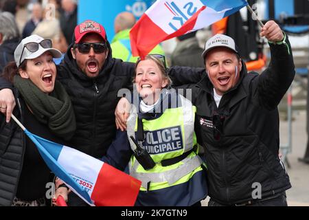 ©Pierre Teyssot/MAXPPP ; Finals FIS Alpine Ski World Cup - Courchevel Meribel - . Meribel, Francia il 20 marzo 2022. Women's and Men's Overall, Slalom e Giant Slalom podio, polizia francese e tifosi esulta dopo la gara. Â Pierre Teyssot / Maxppp Foto Stock