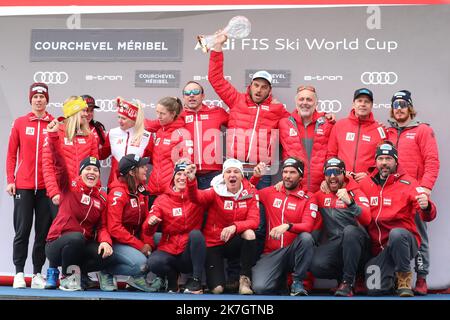 ©Pierre Teyssot/MAXPPP ; Finals FIS Alpine Ski World Cup - Courchevel Meribel - . Meribel, Francia il 20 marzo 2022. Women's and Men's Overall, Slalom e Giant Slalom podio, il Team Austria vince la classifica Nation Overall. Â Pierre Teyssot / Maxppp Foto Stock